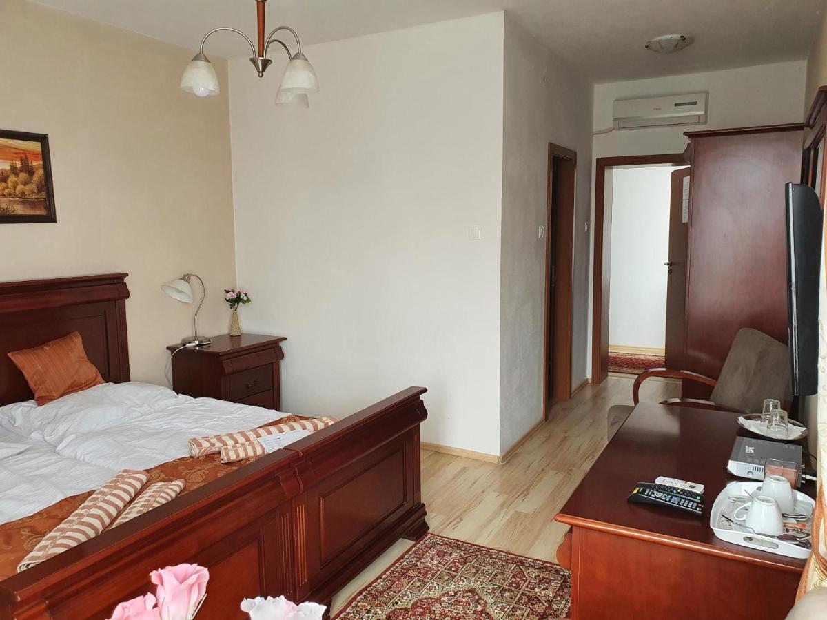 Hotel Oko นิตรา ภายนอก รูปภาพ